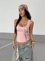 Women's cropped vest top featuring a stylish letter print, U-neckline, sleeveless design and slim fit. A trendy Y2K-inspired choice for summer streetwear.